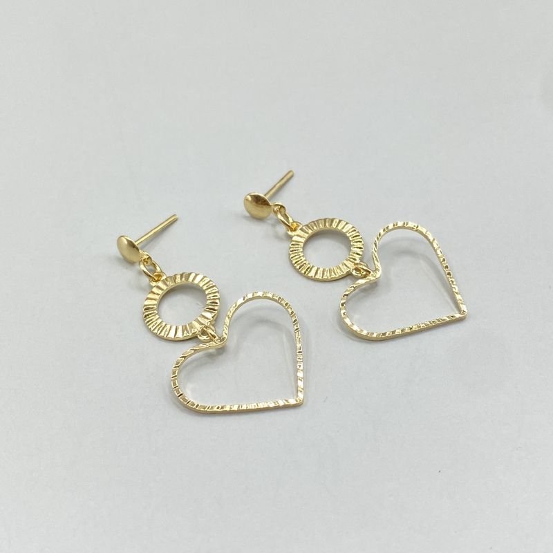 Brinco Semijoia Pêndulo Circulo Coração Vazado Grande