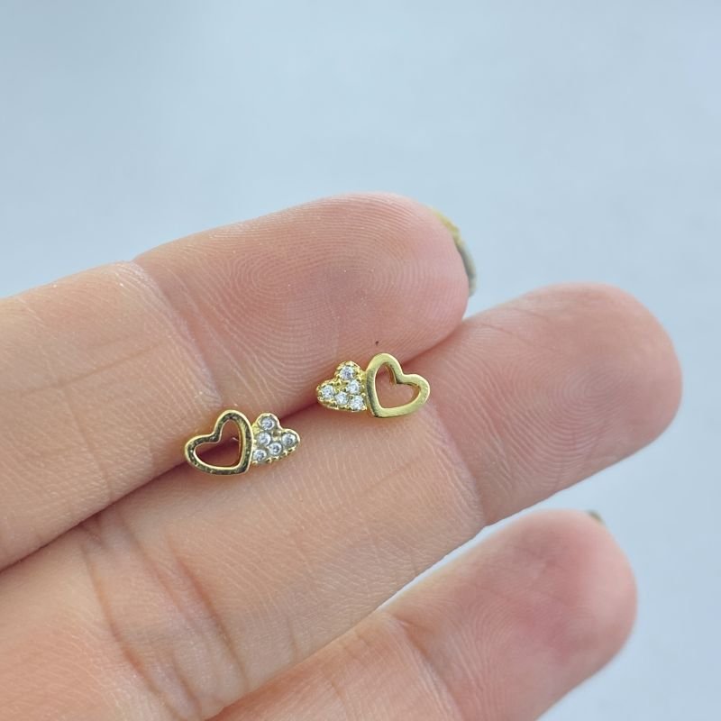 Brinco Semijoia Pequeno com 2 Corações Vazado e Cravejado