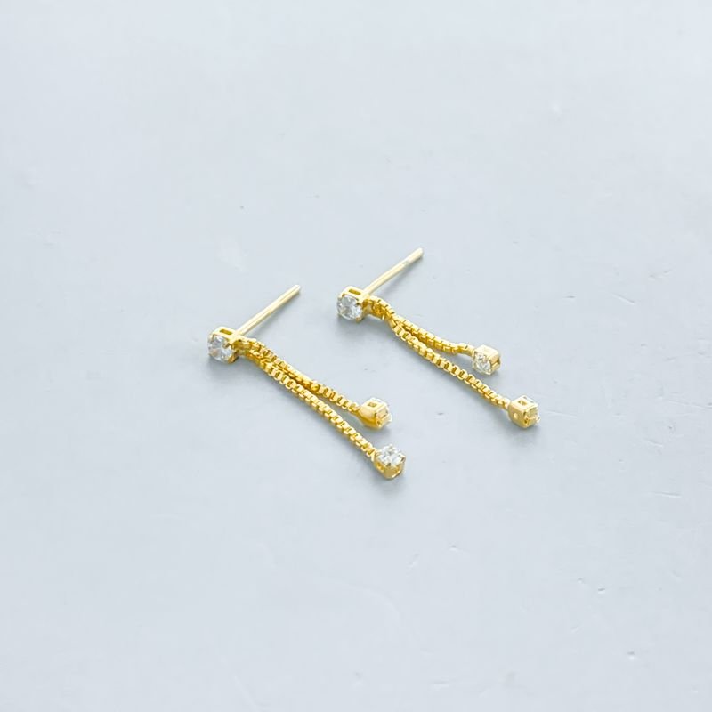 Brinco Semijoia Pequeno com 2 Fios com 3 Pedrinhas