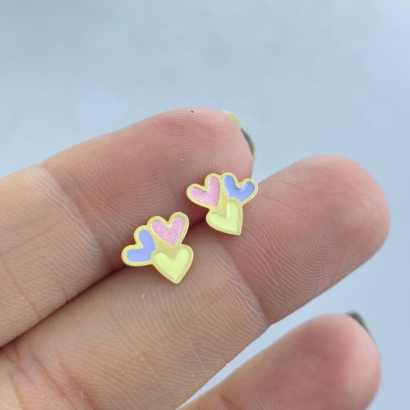 Brinco Semijoia Pequeno com 3 Corações Resinados