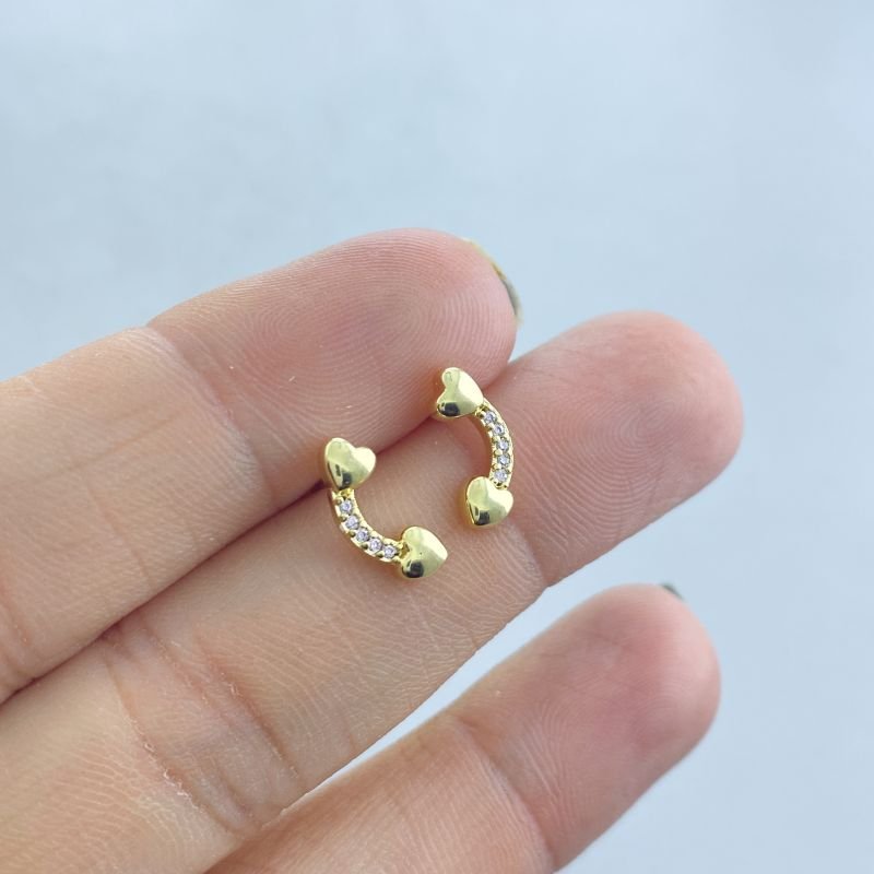 Brinco Semijoia Pequeno Cravejado Arco com 2 Corações Liso