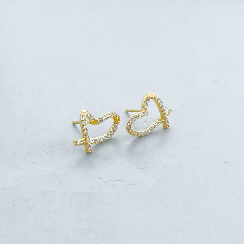 Brinco Semijoia Pequeno Cravejado Coração Vazado Tortinho