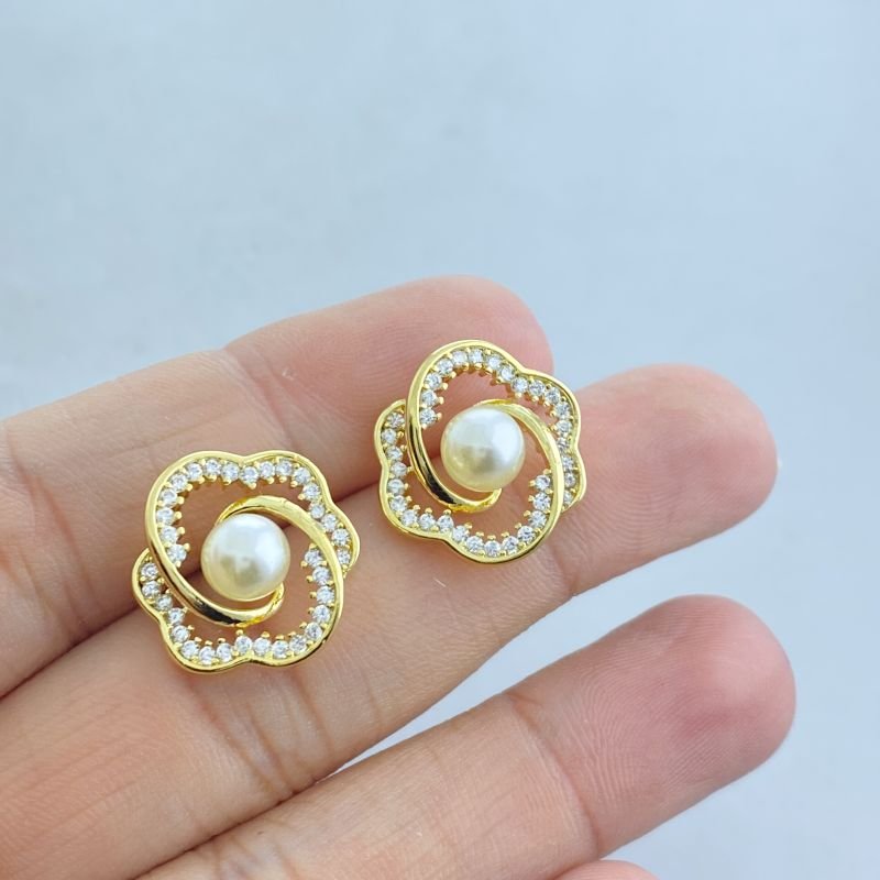 Brinco Semijoia Pequeno Cravejado Flor Espiral Miolo Perola