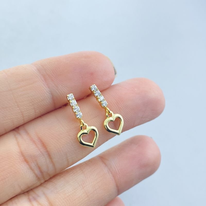 Brinco Semijoia Pequeno Cravejado Linha Coração Vazado