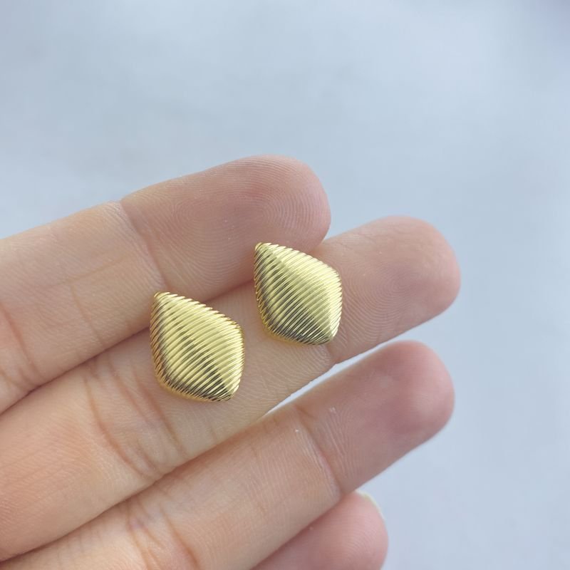 Brinco Semijoia Pequeno Liso Losango