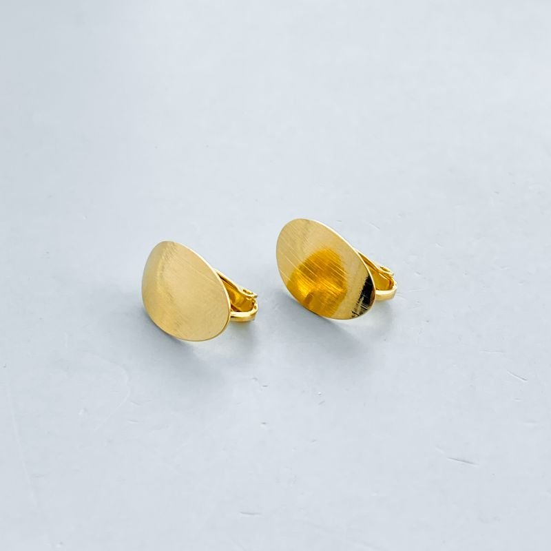 Brinco Semijoia Pequeno Liso Pressão Oval Riscadinho