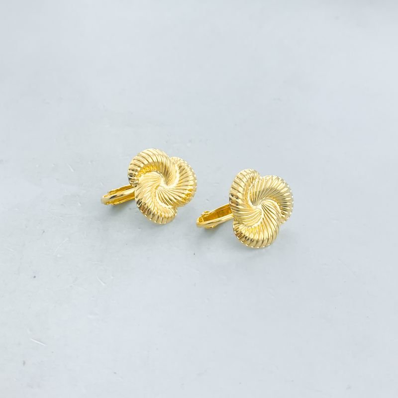 Brinco Semijoia Pequeno Liso Pressão Redondo com 3 Aros Listras Relevos