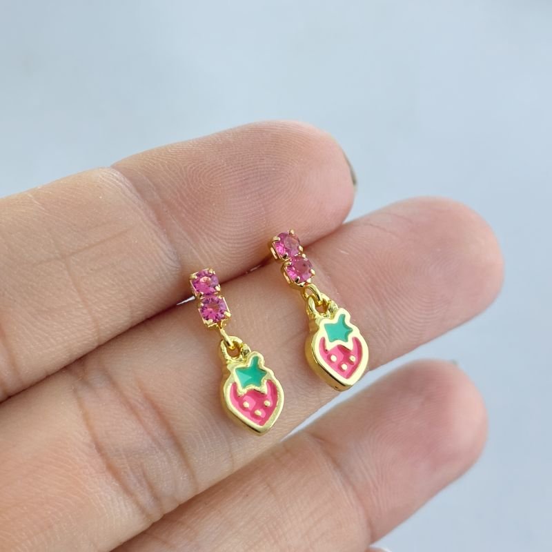 Brinco Semijoia Pequeno Morango Resinado com 2 Pedrinhas