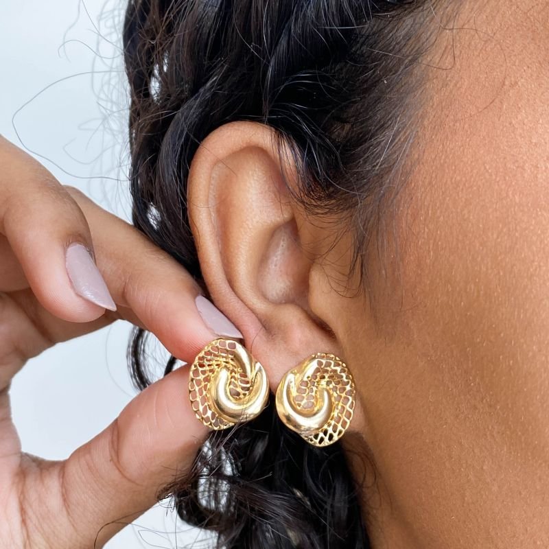 Brinco Semijoia Pequeno Orgânico Oval Aro Furadinho e Liso