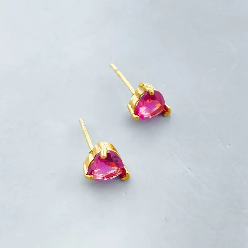 Brinco Semijoia Pequeno Pedra Coração 3 Garras