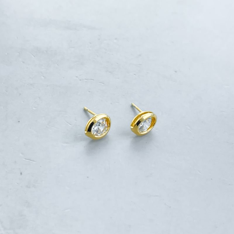 Brinco Semijoia Pequeno Pedra Oval com Borda Lisa