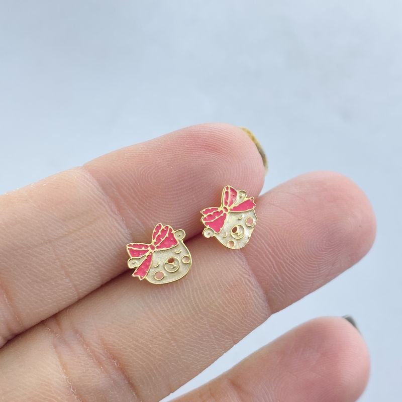 Brinco Semijoia Pequeno Urso Resinado com Laço