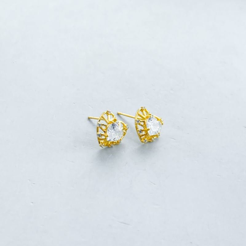 Brinco Semijoia Pequeno Vazado Coração Borda Triangulos Meio Pedra