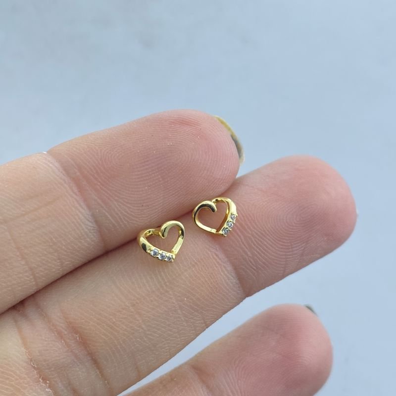 Brinco Semijoia Pequeno Vazado Coração com 3 Pedrinhas Laterais