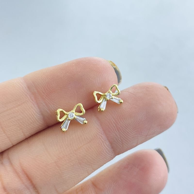 Brinco Semijoia Pequeno Vazado Laço com 2 Pedras Baguetes