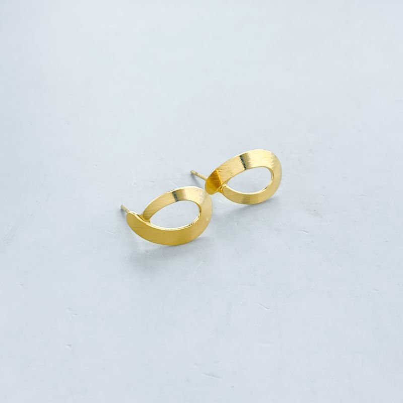 Brinco Semijoia Pequeno Vazado Oval Riscadinho