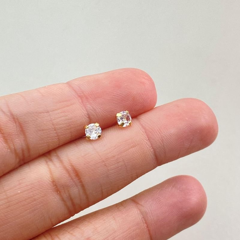 Brinco Semijoia Ponto De Luz 4 Garras Pequeno 2mm