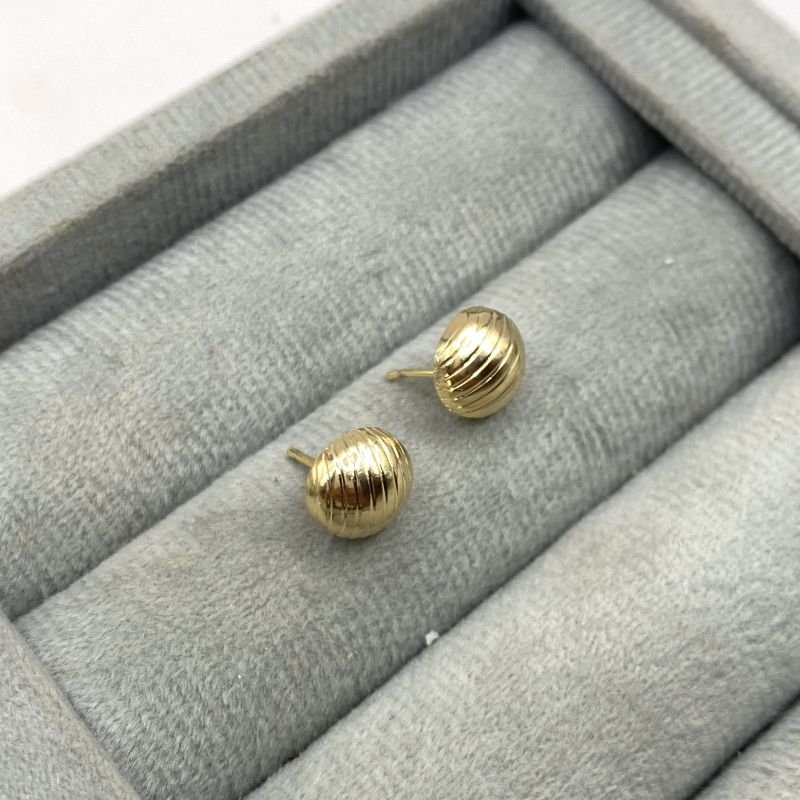 Brinco Semijoia Redondo Tracinhos Relevos 7mm Delicado Pequeno