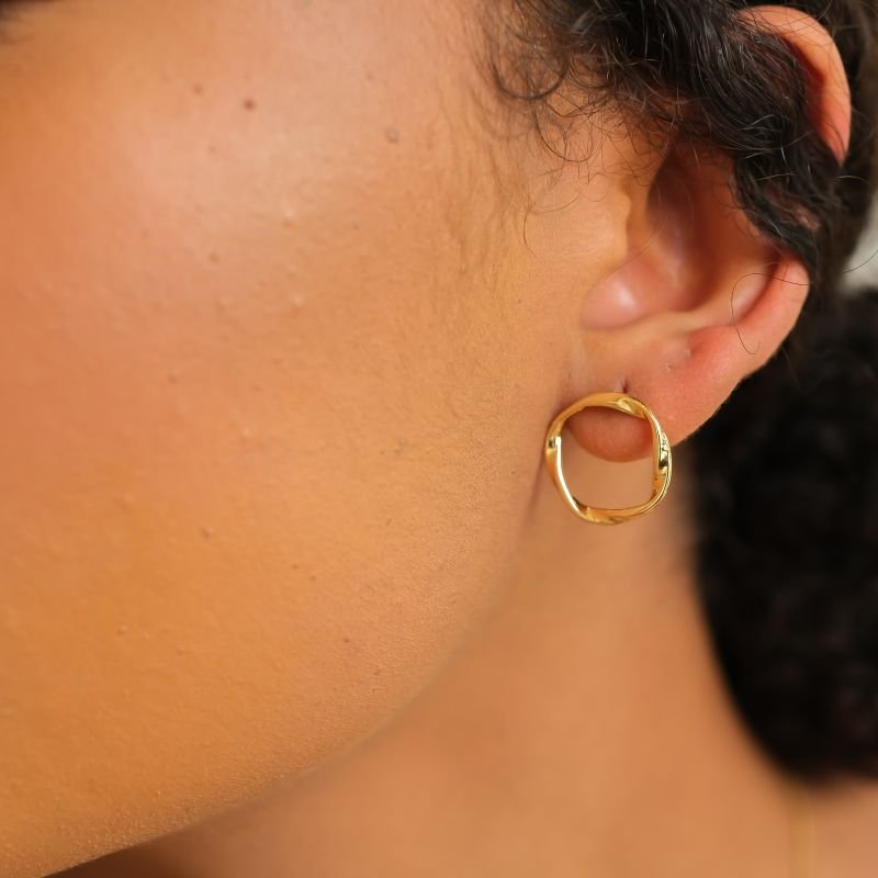 Brinco Semijoia Redondo Vazado Aro Torcido