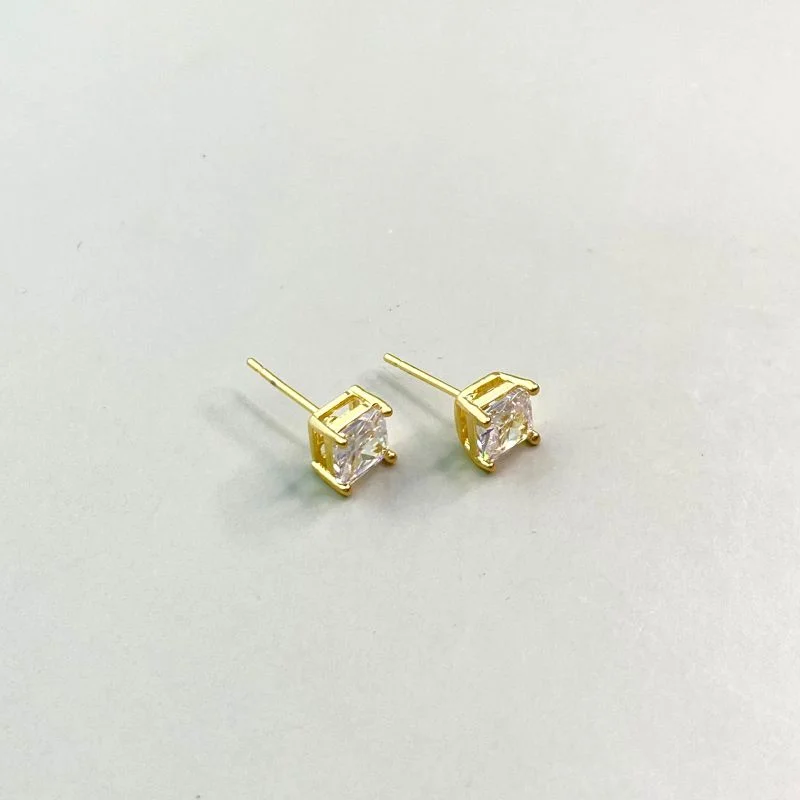 Brinco Semijoia Zircônias Quadrada com 4 Garras