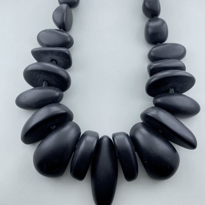 Colar Artesanal Oval Pedras Acrilicas Preto