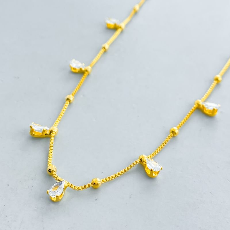 Colar Banho Diamante Choker Bolinhas com 7 Pedras Gotas