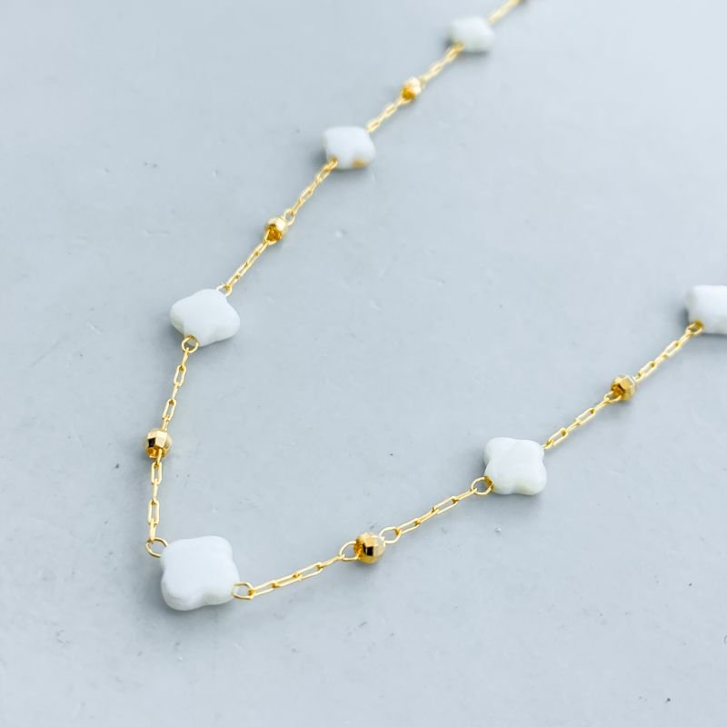Colar Banho Diamante Choker com 7 Trevos Acrílicos e Bolinhas Delicado