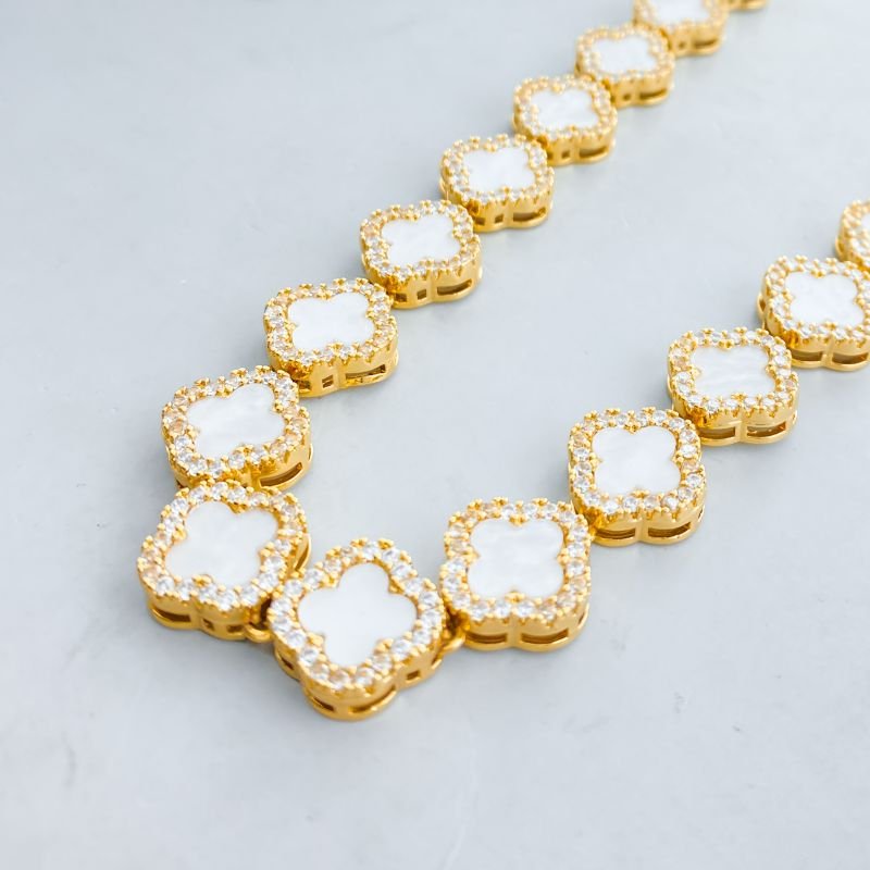 Colar Banho Diamante Choker Trevos Resinados Borda Cravejada