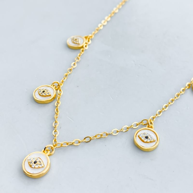 Colar Banho Diamante com 5 Medalhas Peroladas com Olho Cravejado
