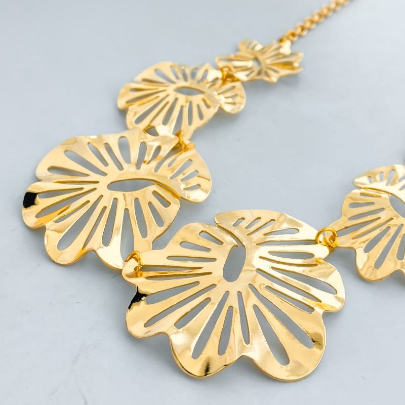 Colar Banho Diamante Elos Português com 6 Flores Vazadas Onduladas