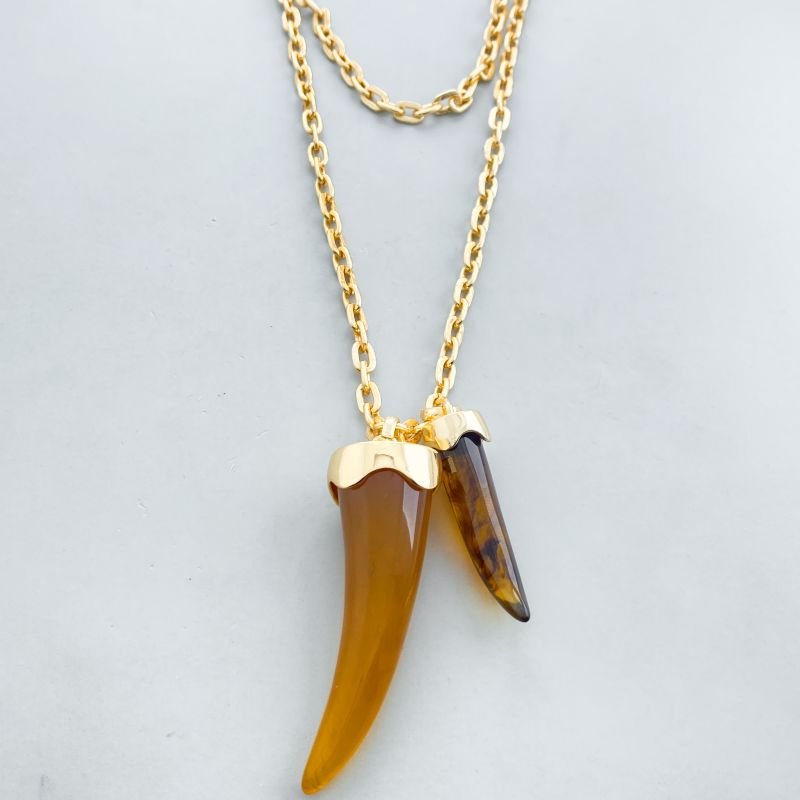 Colar Banho Diamante Longo Corrente com 2 Dentes de Sabre Acrílico
