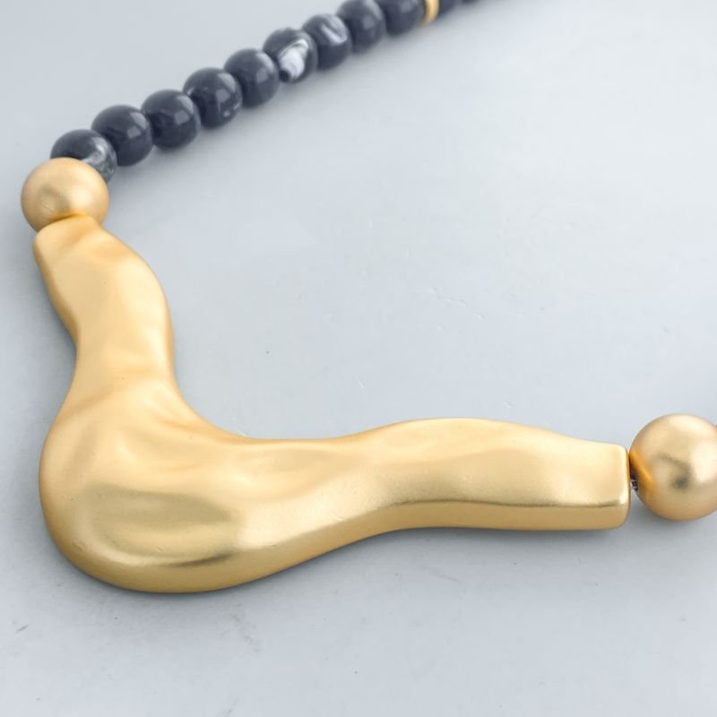 Colar Banho Diamante Maximalista Liso Miçangas Aro Design V Acetinado