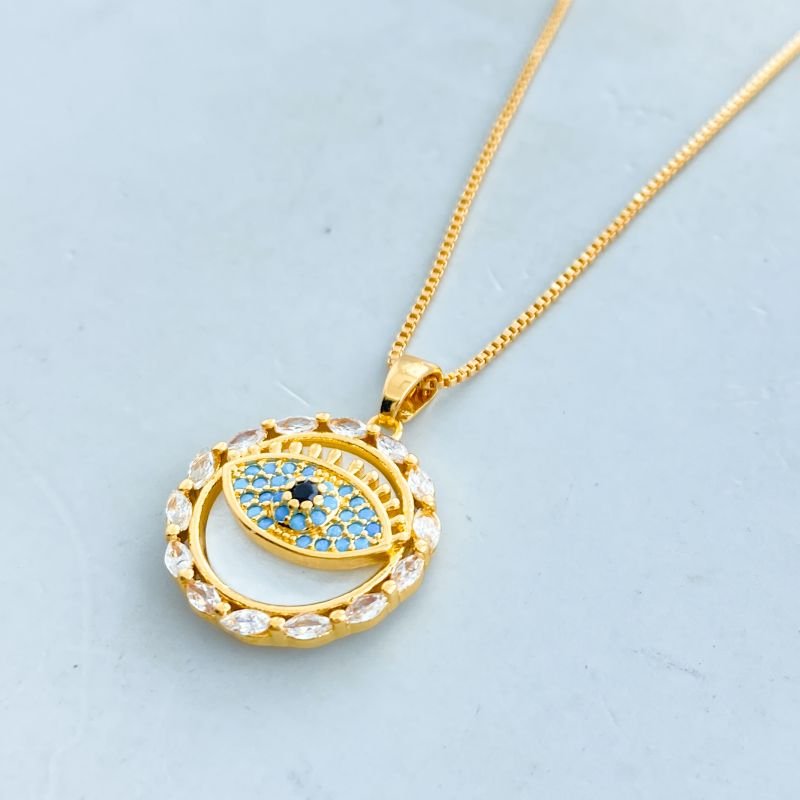 Colar Banho Diamante Medalha Perolada com Olho Cravejado Borda Pedrinhas