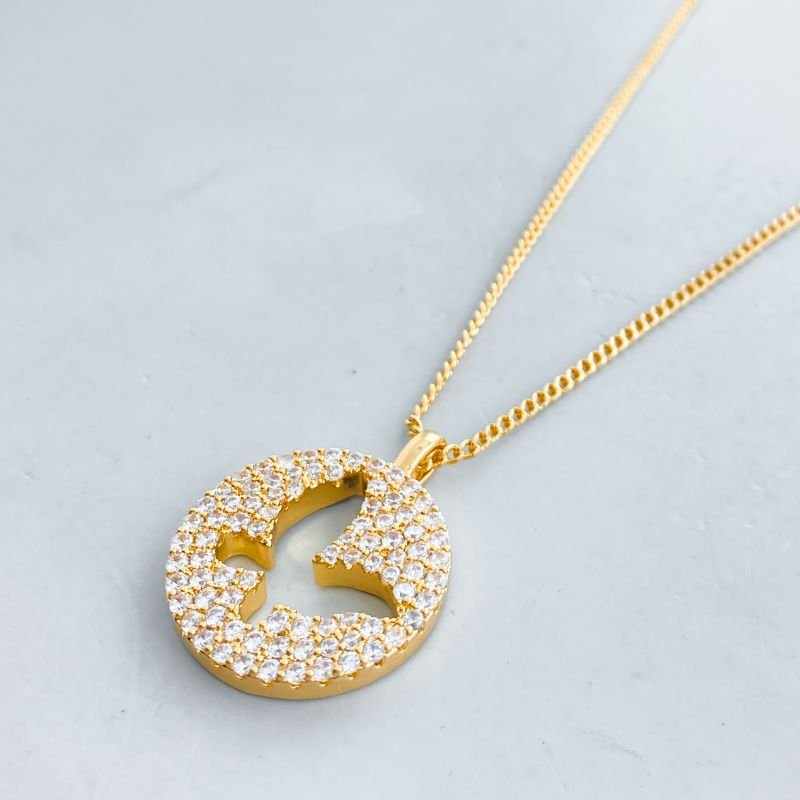 Colar Banho Diamante Redondo Cravejado Borboleta Vazada