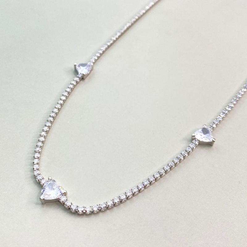Colar Banho Ouro Branco Choker Riviera com 3 Coração Zircônia Delicado