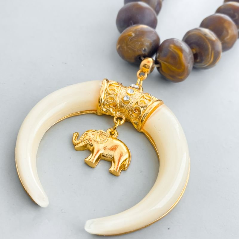 Colar Bijuteria Artesanal Bolas Acrilícas Dente de Sabre Elefante