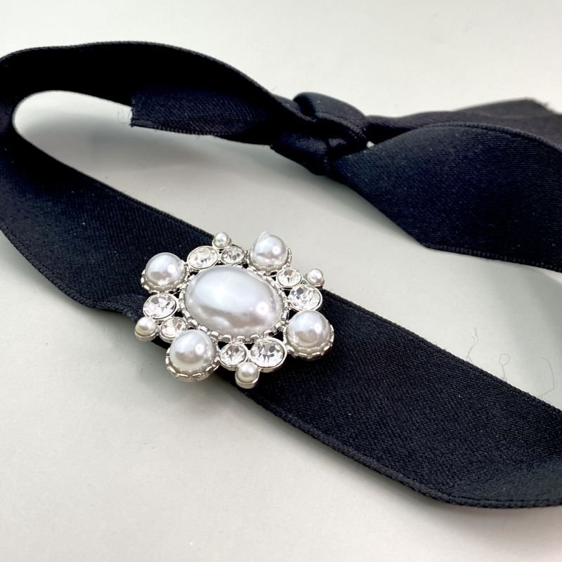 Colar Bijuteria Choker Fita Tecido Strass E Pérolas Prata