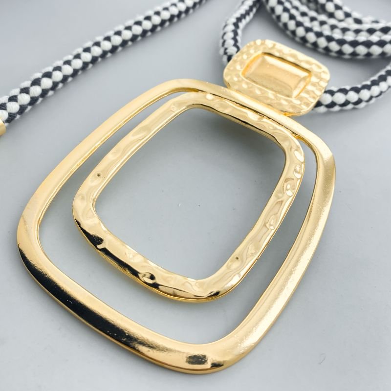 Colar Bijuteria Corda Medalha Quadrada Vazada Maximalista Boho Chic