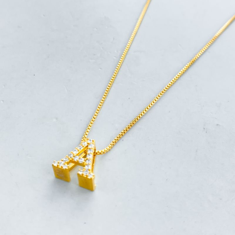 Colar Bijuteria Letra Cravejada