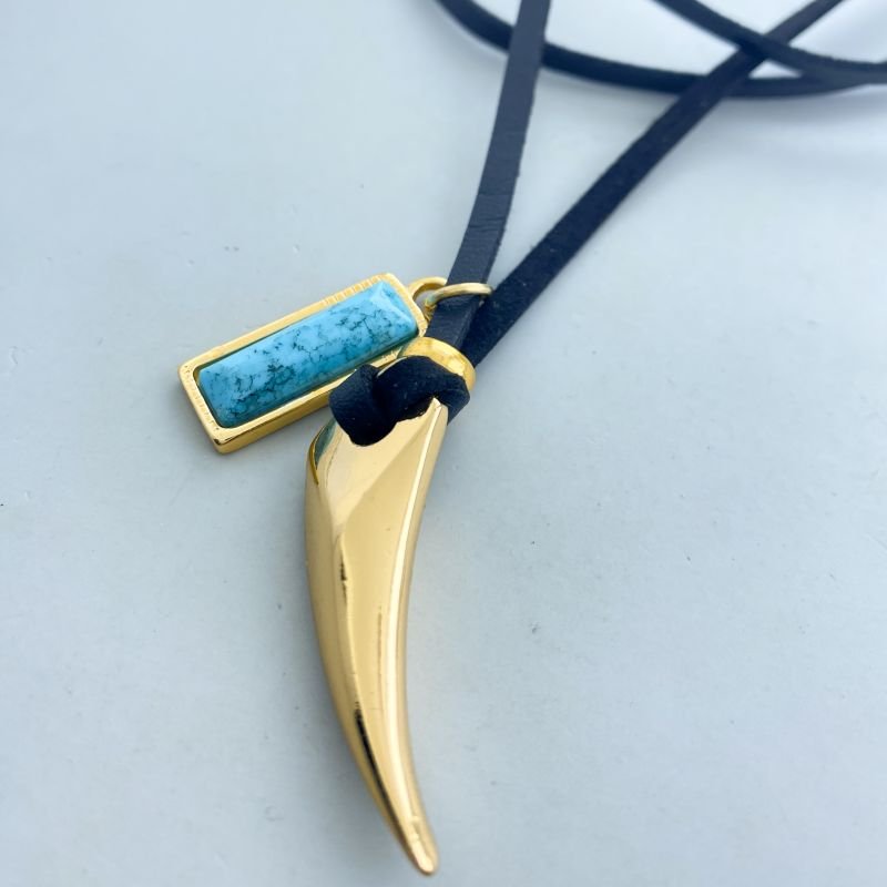 Colar Bijuteria Longo Courino Dente de Sabre Placa Retangular Pedra Acrílica Boho Chic