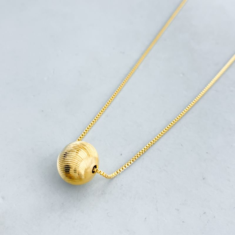 Colar Folheado Bola Listras Relevos