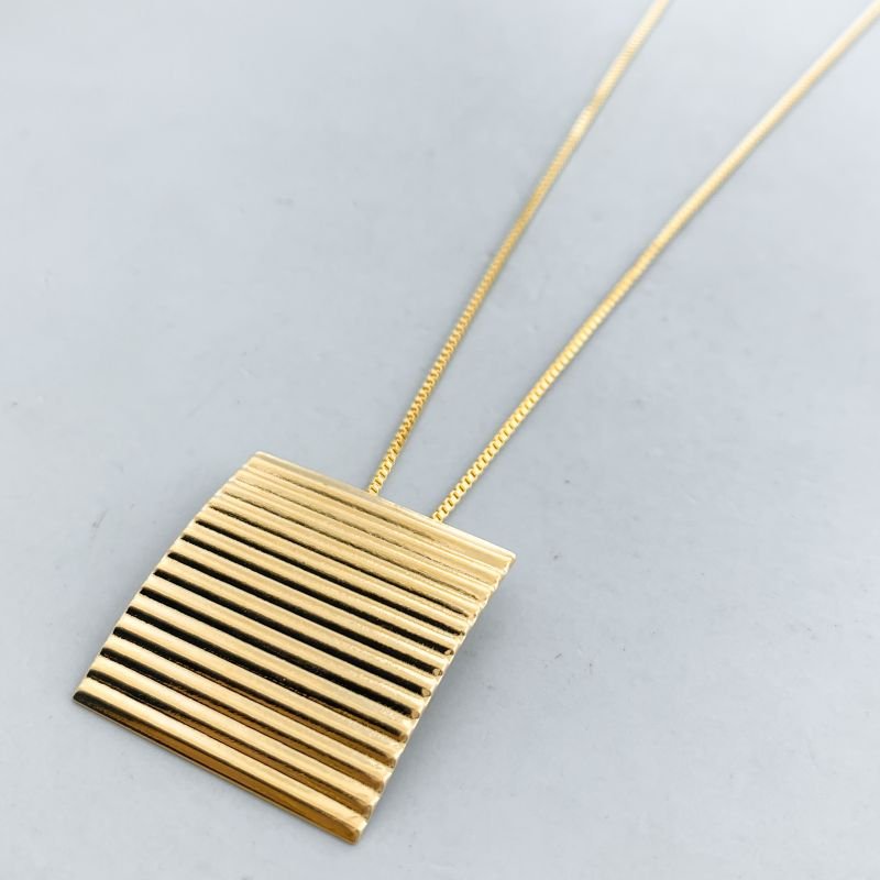 Colar Folheado Chapa Quadrada Drapeada