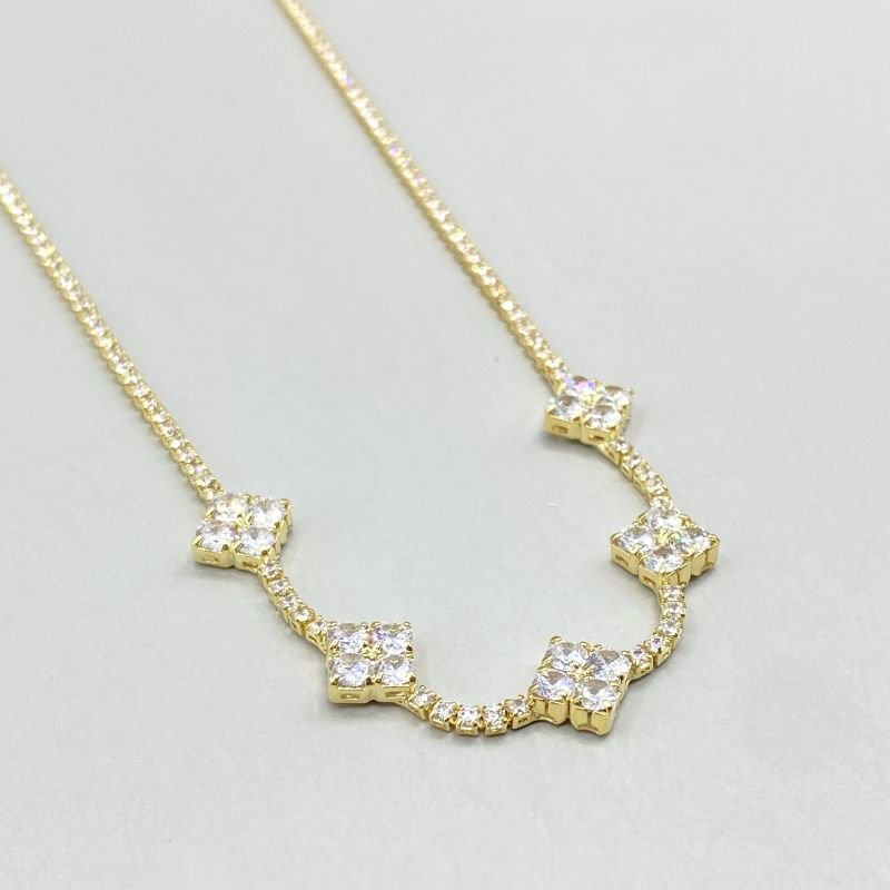Colar Folheado Choker Riviera com 5 Trevos Cravejados Delicados