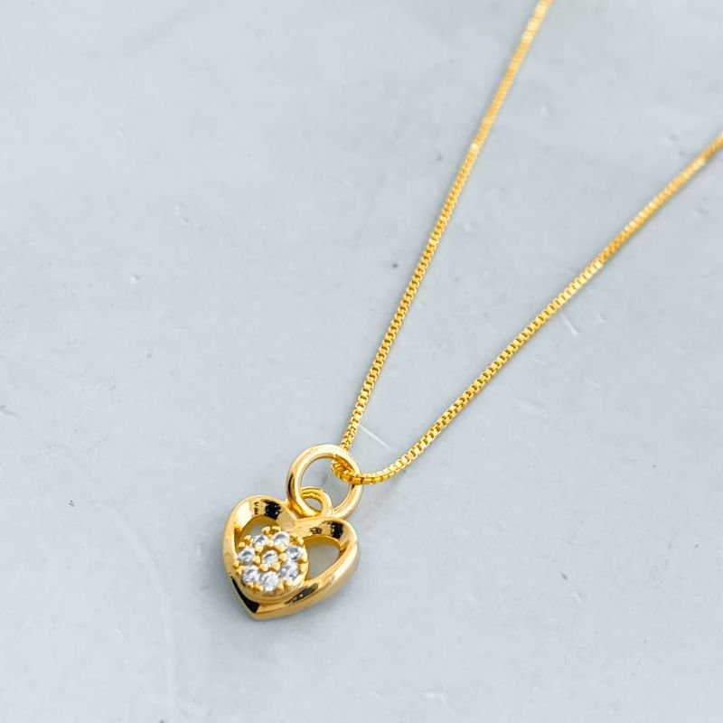 Colar Folheado Coração Pequeno Vazado Meio Redondo Cravejado