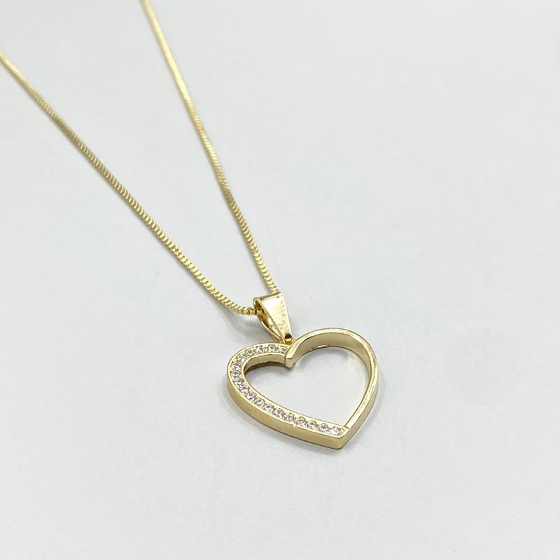 Colar Folheado Coração Vazado Lado Cravejado Delicado