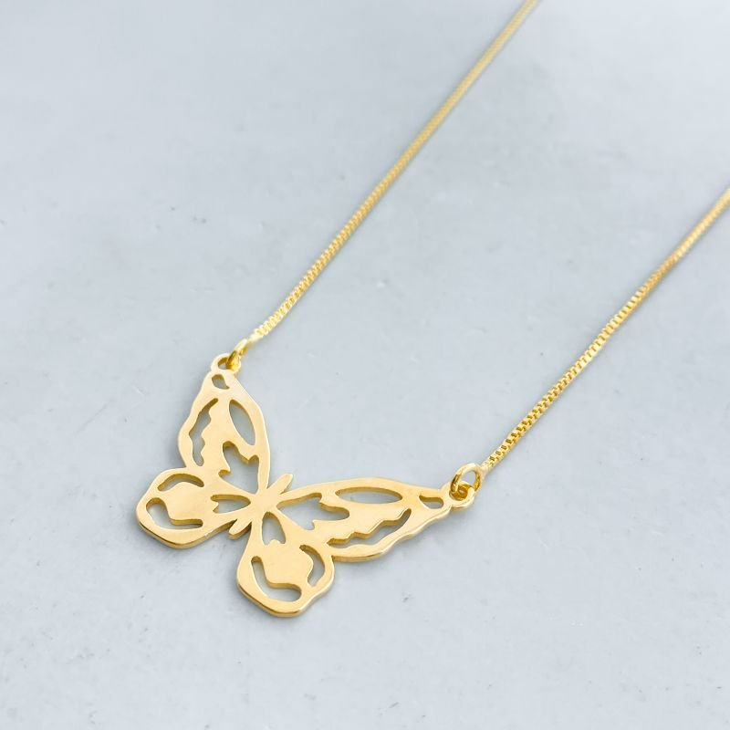 Colar Folheado Liso Borboleta Detalhes Vazado