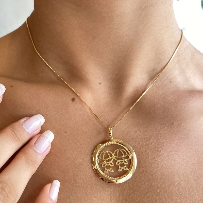 Colar Folheado Medalha com 2 Meninos Vazados Pontilhados