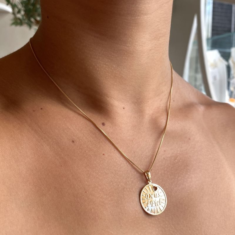 Colar Folheado Medalha Frase Deus é Fiel Coração Vazado