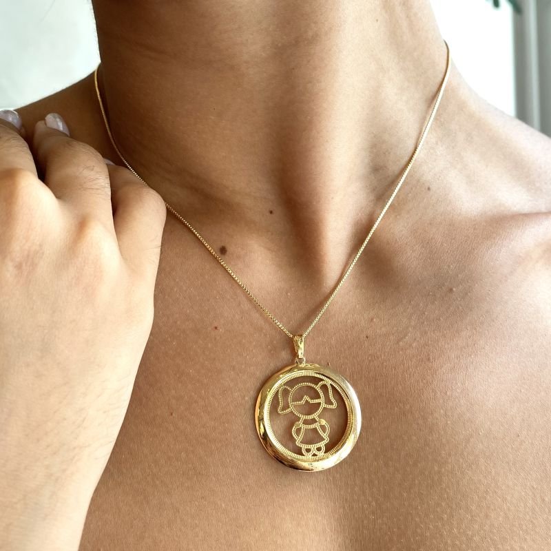Colar Folheado Medalha Menina Vazada Pontilhado