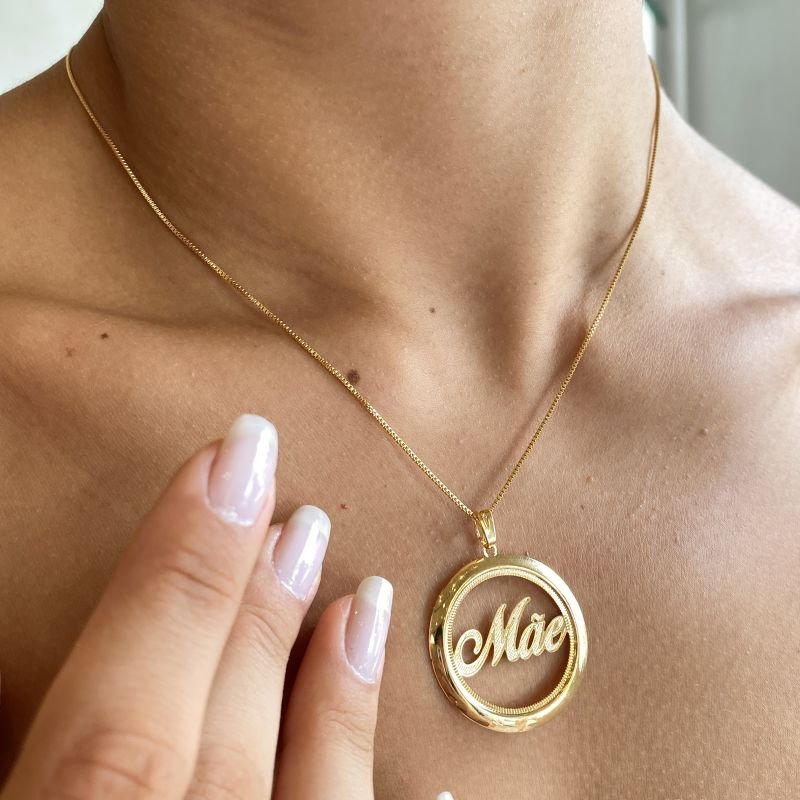 Colar Folheado Medalha Vazada Nome Mãe Craquelado